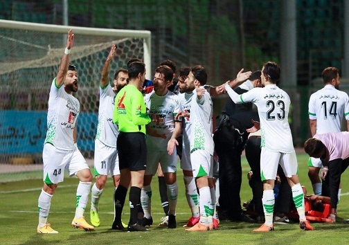 VAR جنجالی فولادشهر با گوشی موبایل و فیرپلی بازیکن پیکان