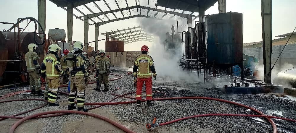آتش سورزی کارگاه مواد نفتی در جاده ورامین