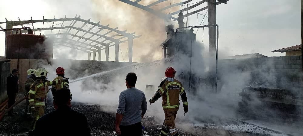 آتش سورزی کارگاه مواد نفتی در جاده ورامین