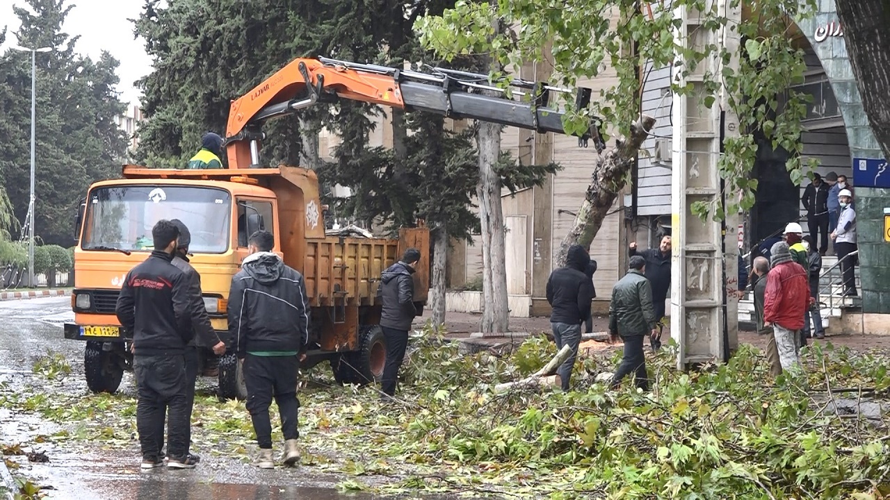 خسارت تندباد به تاسیسات برق مازندران