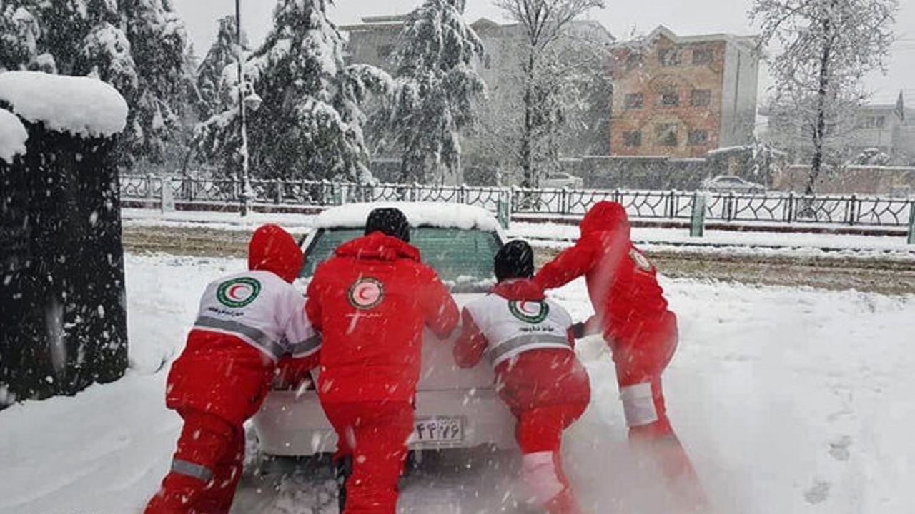 امدادرسانی هلال احمر به۵۶نفر گرفتار در برف و کولاک آذربایجان شرقی