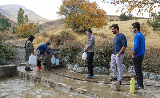 روایتی از روزگار ناخوش مردم کردستان/ مردمی که برای تهیه آب شرب به چشمه&zwnj;ها پناه می&zwnj;برند