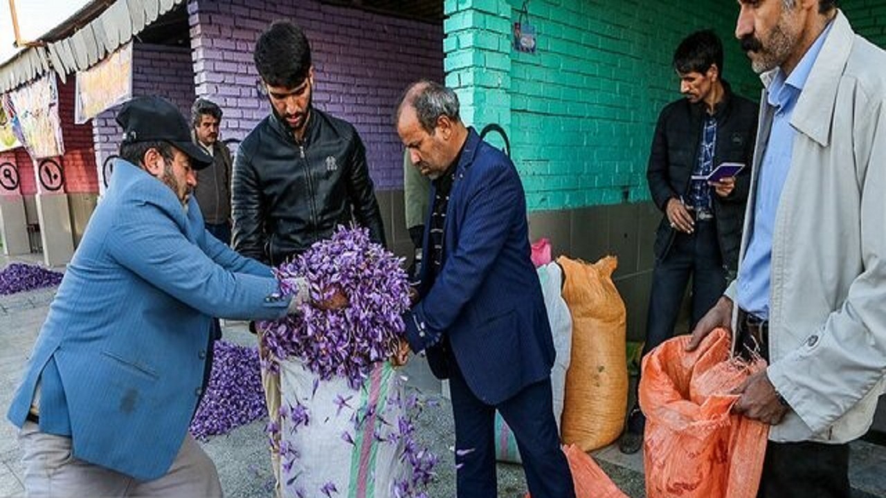 اهدای ۷ کپسول اکسیژن ازمحل موقوفات به بیمارستان طبس