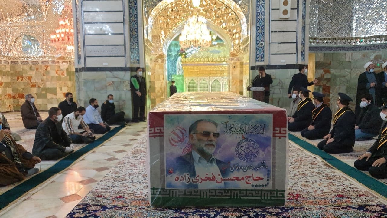 پیکر شهید محسن فخری&zwnj; زاده در  مقابل صحن حرم حضرت معصومه (س)