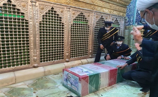 طواف پیکر شهید محسن فخری&zwnj; زاده در حرم حضرت معصومه (س)