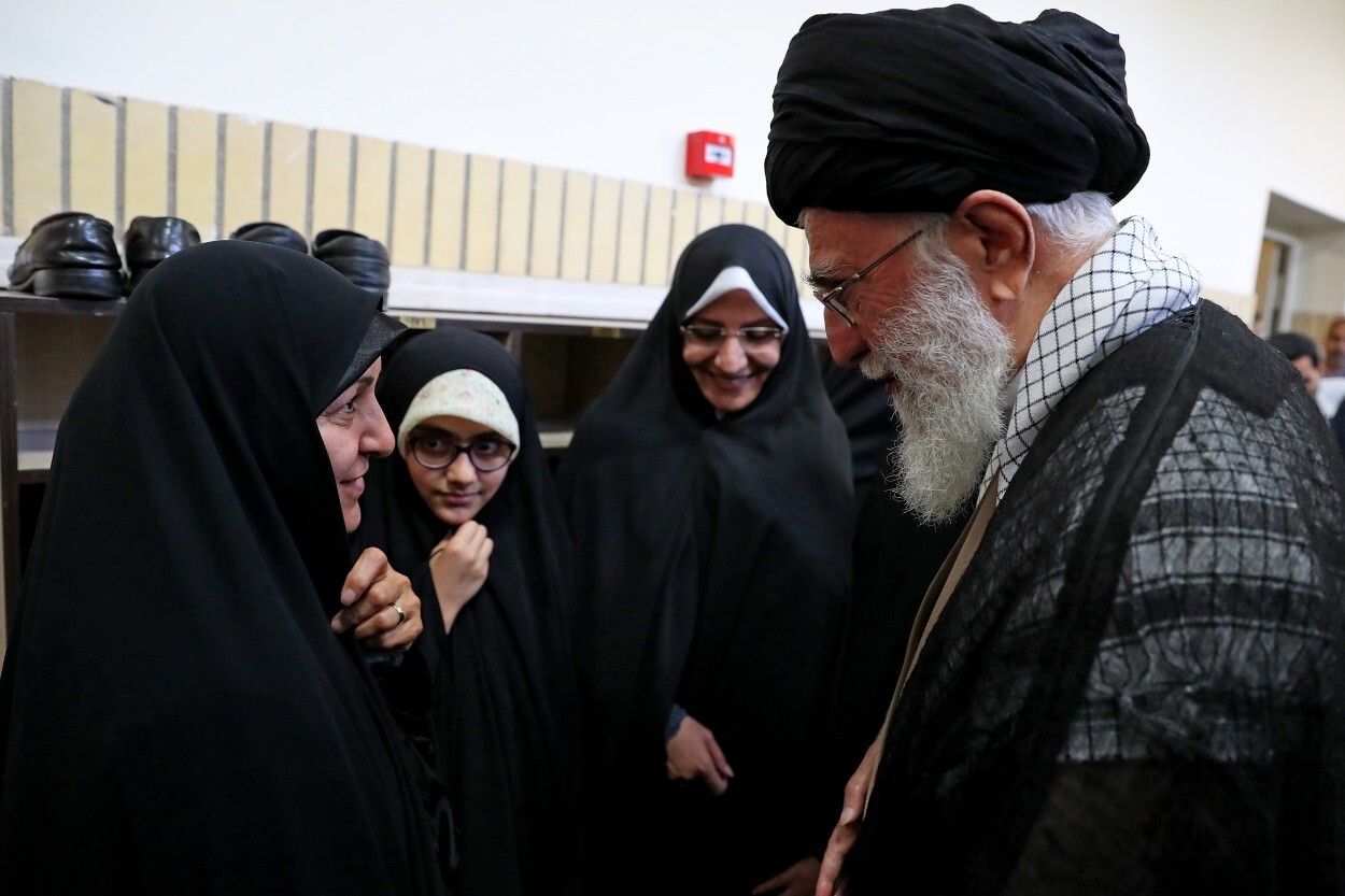 وقتی دانشمند هسته&zwnj;ای کشورمان عروسی خود را در سلف سرویس دانشگاه برگزار می&zwnj;کند