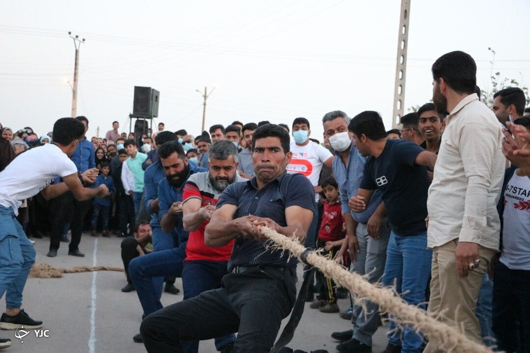 برگزاری مسابقات طناب کشی در ده زیار کرمان