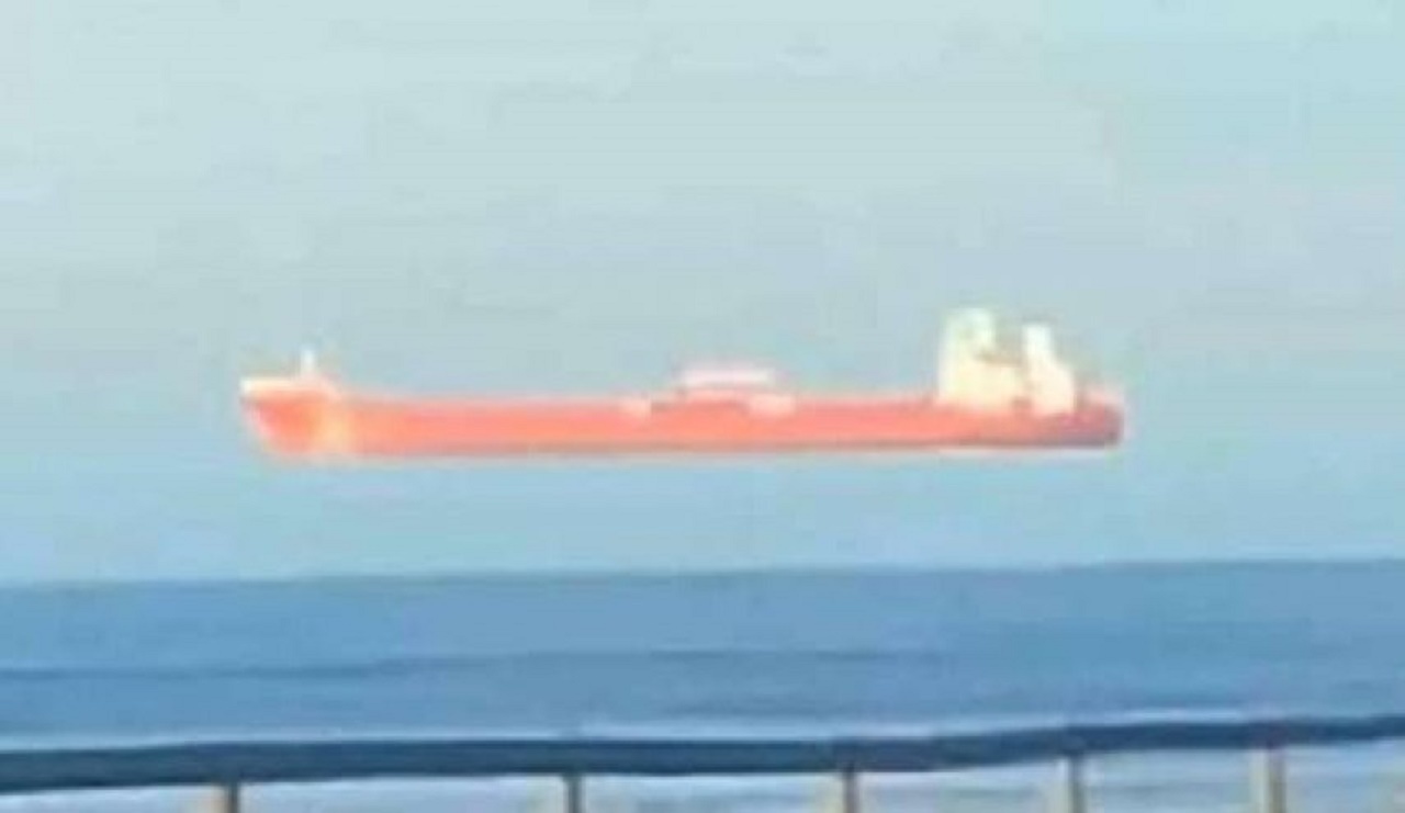 سرابی حیرت انگیز در دریا‌ها که کشتی را به شیء پرنده تبدیل می کند