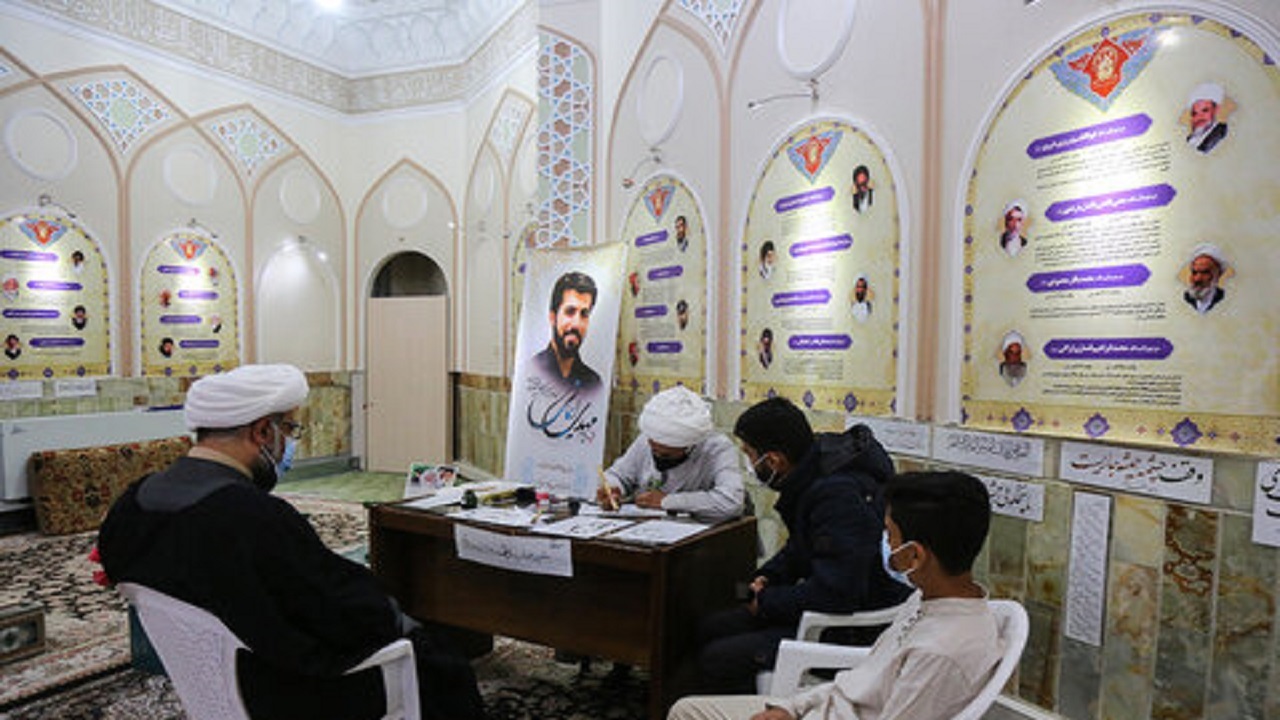 هنرنمایی طلبه خوشنویس برای زائران حرم حضرت معصومه(س)