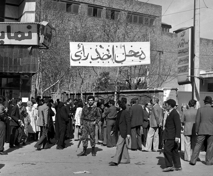 ۱۲ فروردین ۵۷؛ آغاز حکومت مردم بر مردم