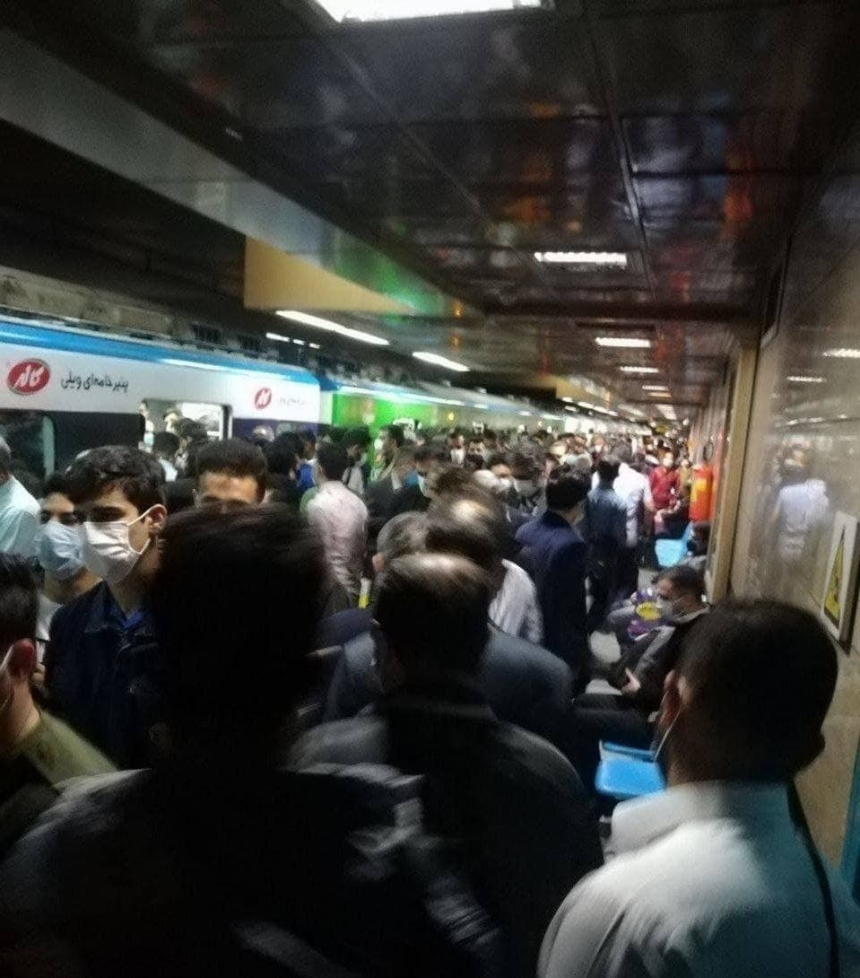 اولین روز کاری ۱۴۰۰ در آغوش کرونا/ کرونا هم زورش به ازدحام مترو نرسید