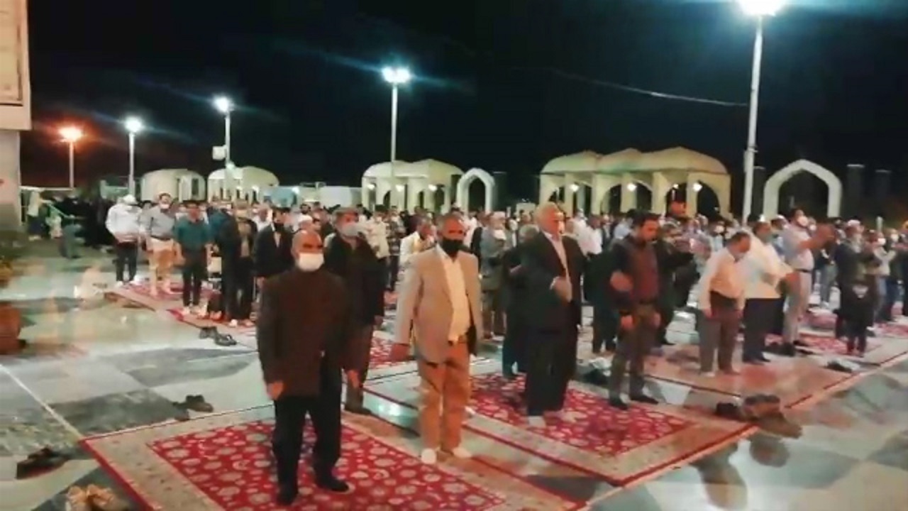 برگزاری نماز جماعت در سیزدهمین روز از بهار در امامزاده سید مرتضی (ع) در کاشمر + فیلم