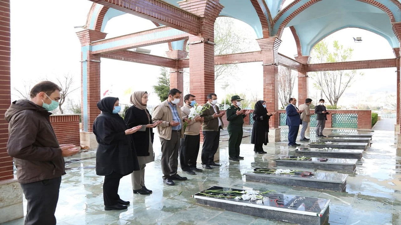 مزار شهدای گمنام سنندج غبارروبی و عطرافشانی شد