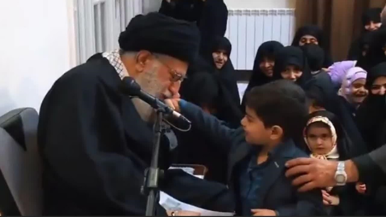 دیدار صمیمانه رهبر انقلاب با خانواده های شهدا