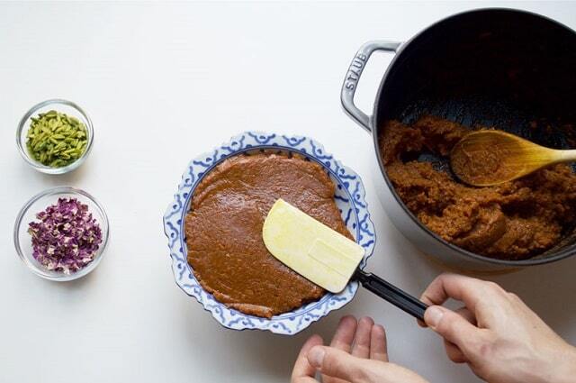 ۲ طرز تهیه حلوا زعفرانی و ساده با آرد گندم برای افطار