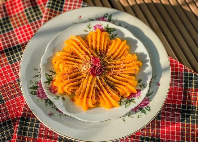 ۲ طرز تهیه حلوا زعفرانی و ساده با آرد گندم برای افطار