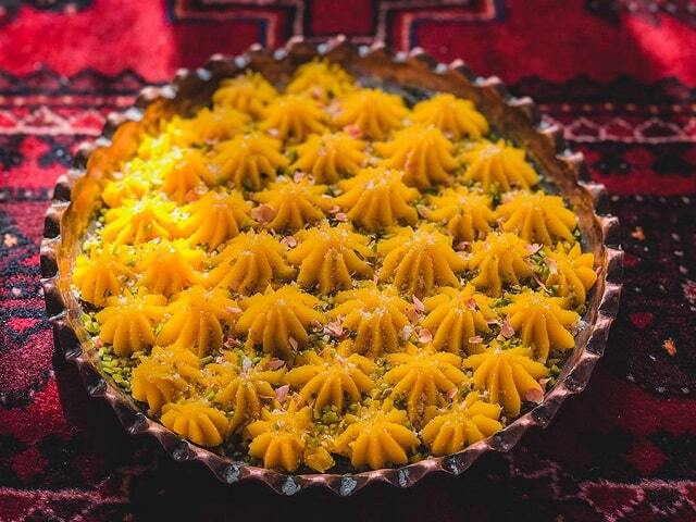 ۲ طرز تهیه حلوا زعفرانی و ساده با آرد گندم برای افطار