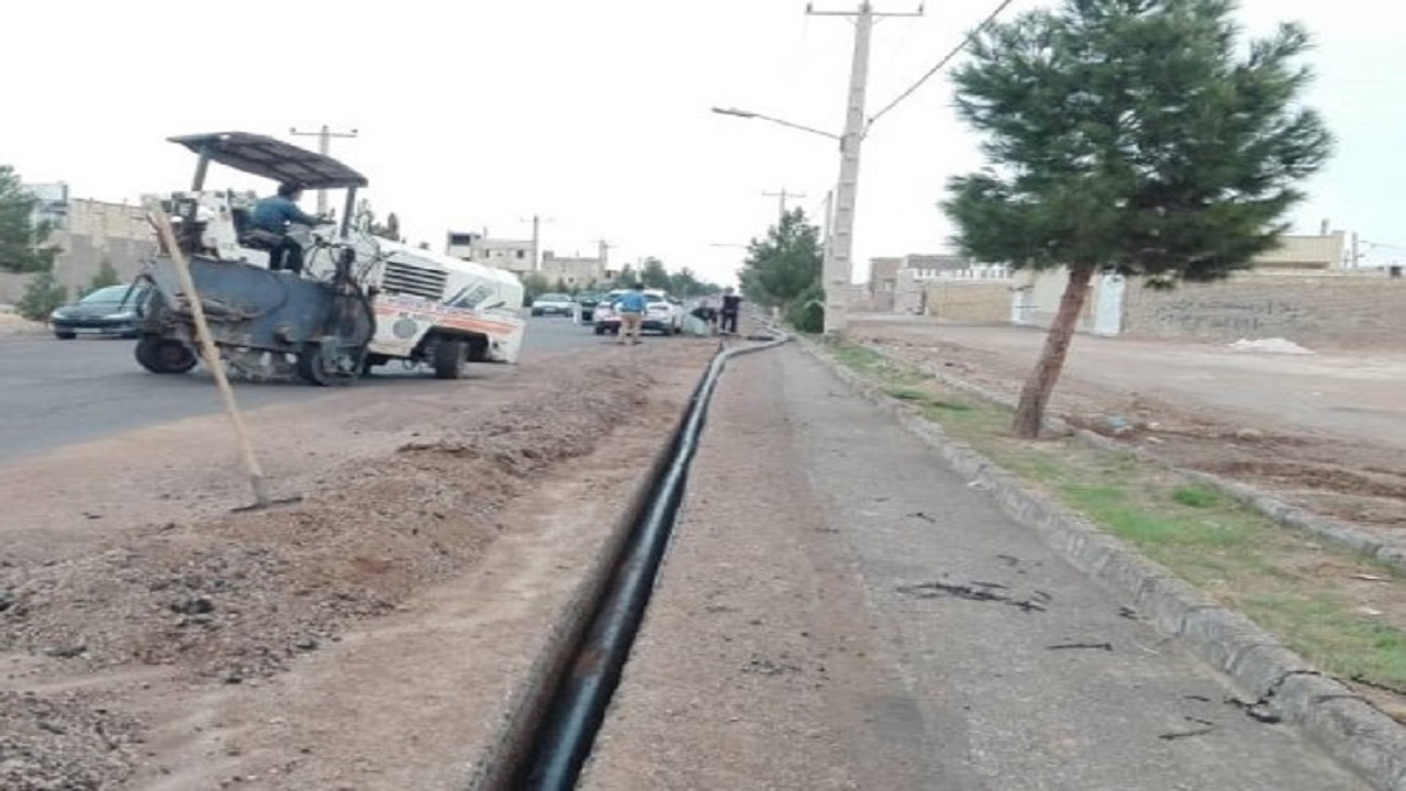 اجرای خط انتقال آب به منظور حذف آبرسانی با تانکر در میبد