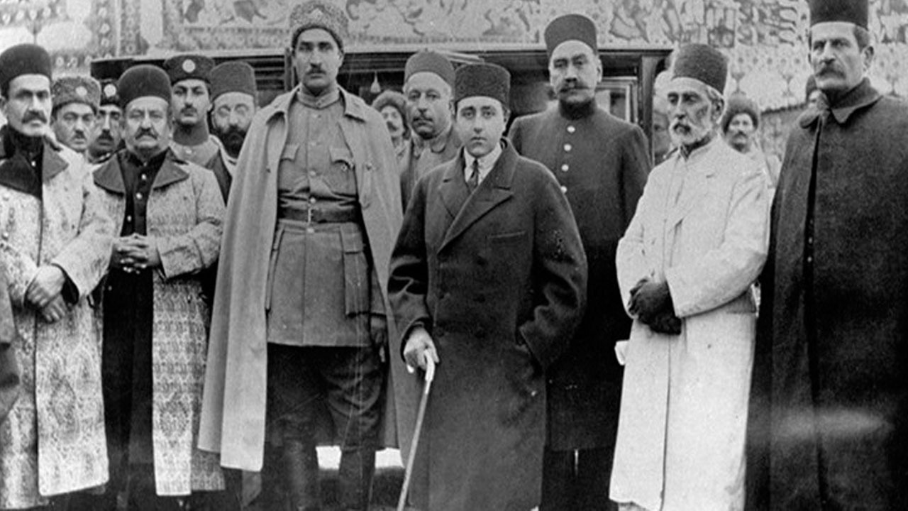 رضاخان در مقابل فرمان عزلش چه کرد؟