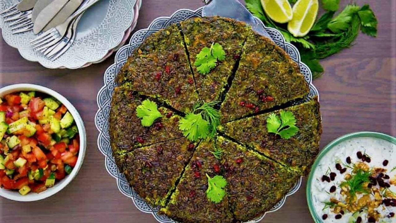 طرز تهیه یک کوکو خوشمزه کرمانشاهی با سبزی محلی