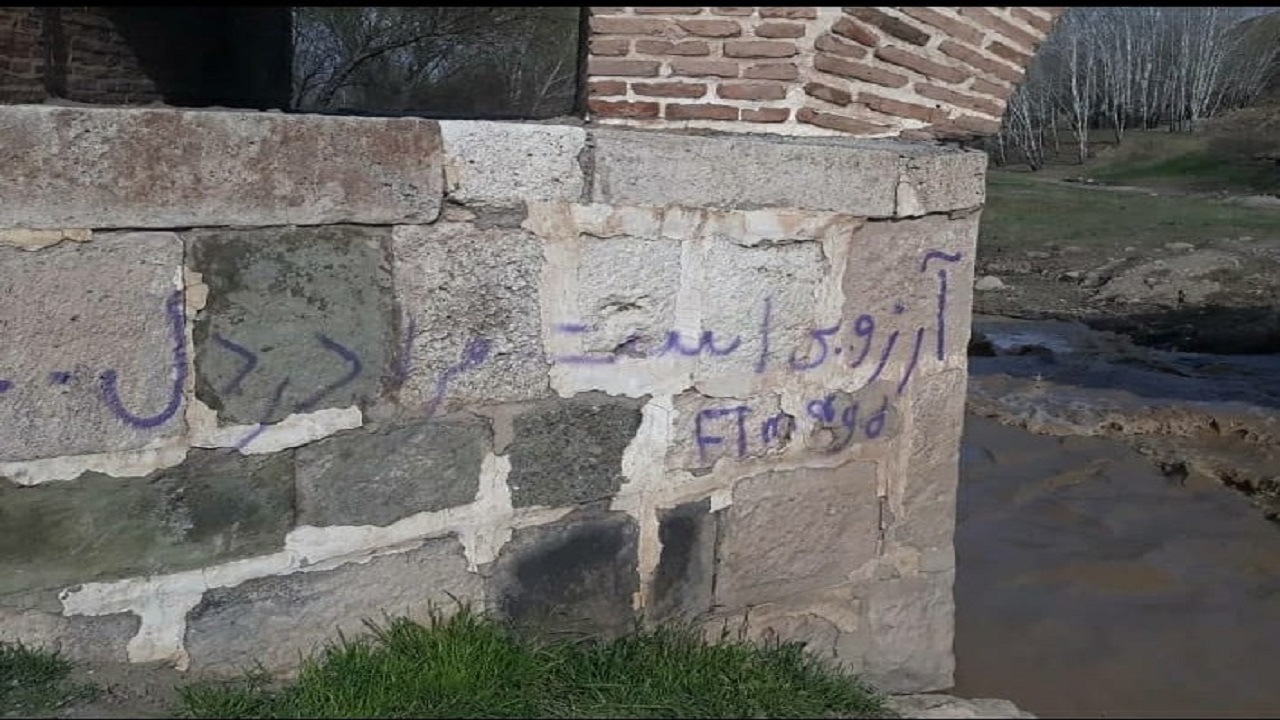 تخریب بنای تاریخی خوی با دست نوشته‌های برخی شهروندان! + تصاویر