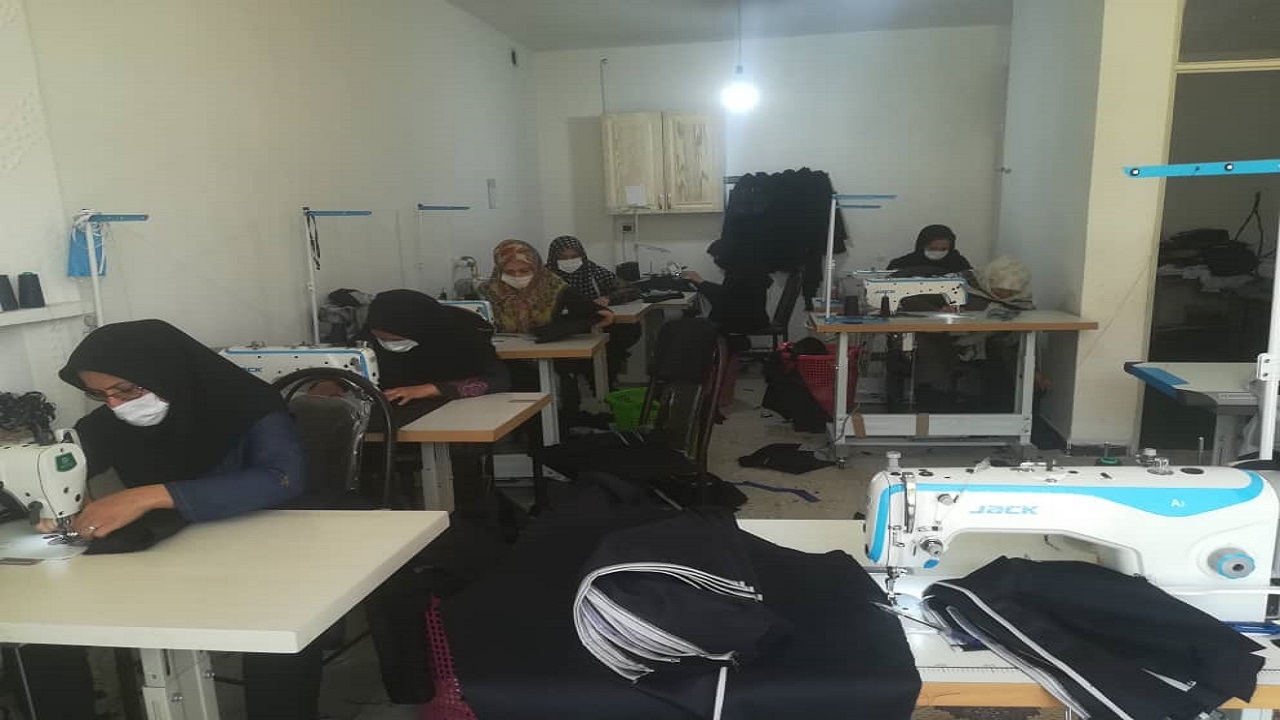 اشتغال مددجویان مهریزی در یک کارگاه تولیدی