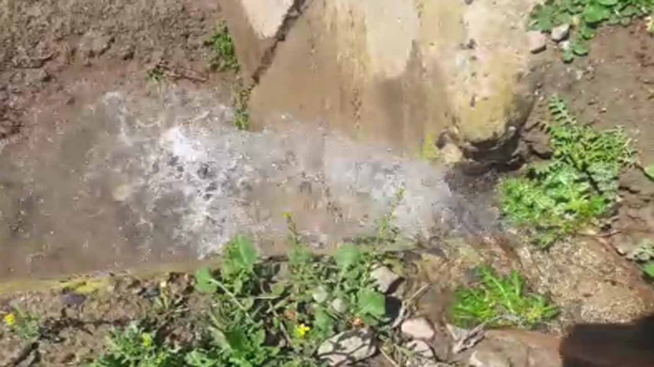 هدررفت آب شرب در روستای آق قباق سفلی + فیلم