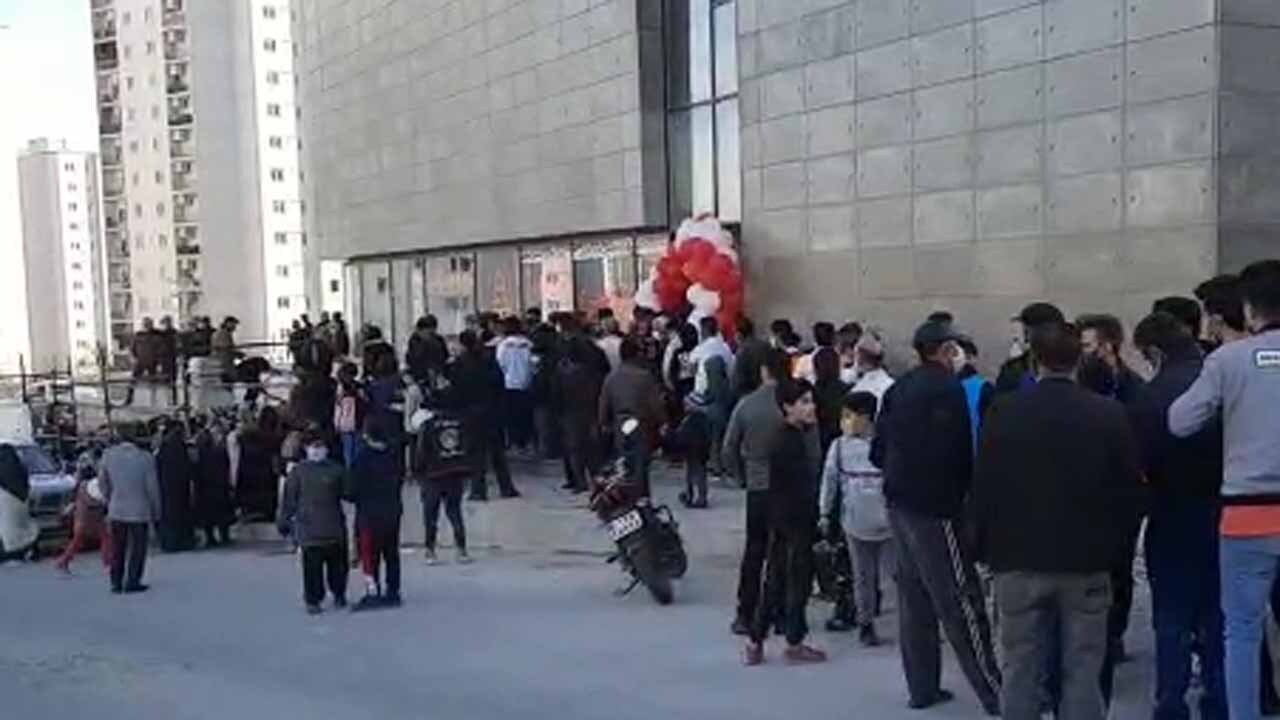 افتتاحیه شیرینی فروشی با چاشنی کرونا در پردیس + فیلم