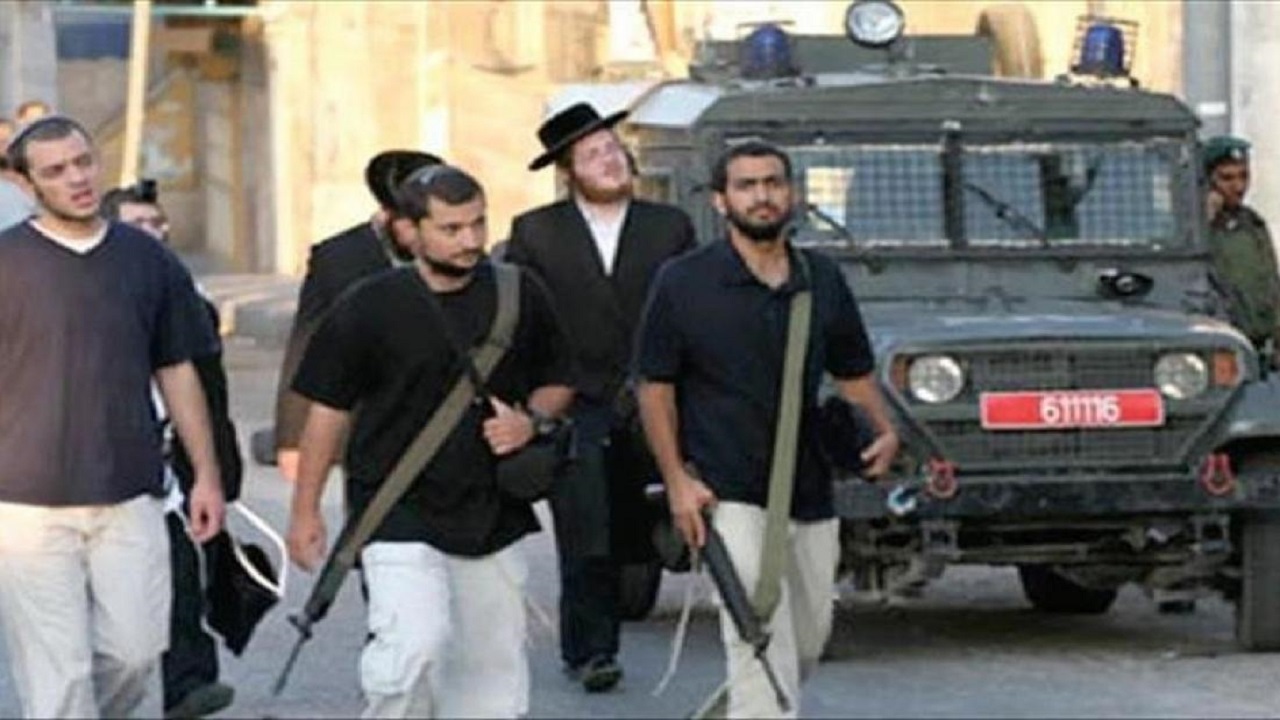 ضرب و شتم مادر و کودک فلسطینی در الخلیل به دست صهیونیست‌ها