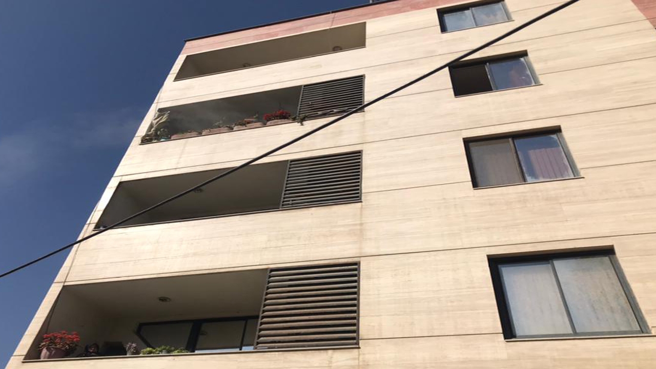 نجات ساکنان در حادثه آتش سوزی لابی ساختمان