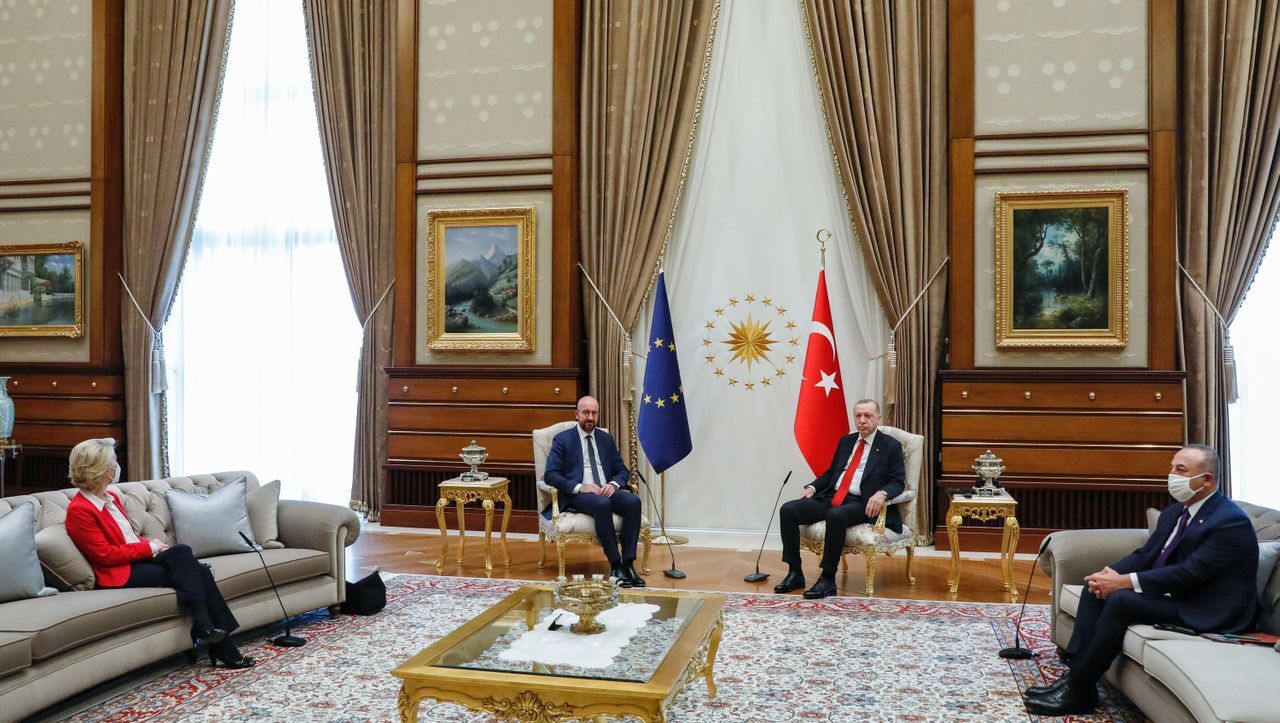 مهمان خارجی آنکارا در دیدار با اردوغان بدون صندلی ماند!+ تصاویر