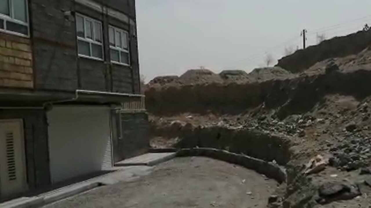 گلایه از انباشت نخاله‌های ساختمانی در شهرک تجلایی + فیلم