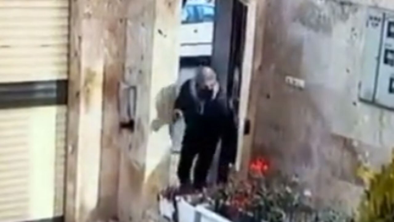 ورود یک سارق به ساختمان مسکونی برای سرقت برنج! + فیلم