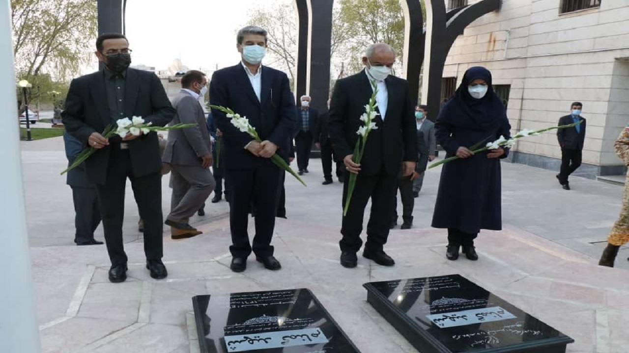 وزیر آموزش و پرورش به مقام شامخ شهدای گمنام ادای احترام کرد