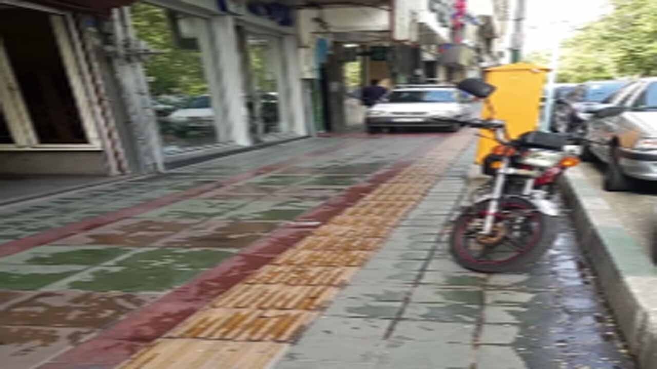 تصرف پیاده‌رو به وسیله خودرو و موتورسیکلت در پایتخت + فیلم