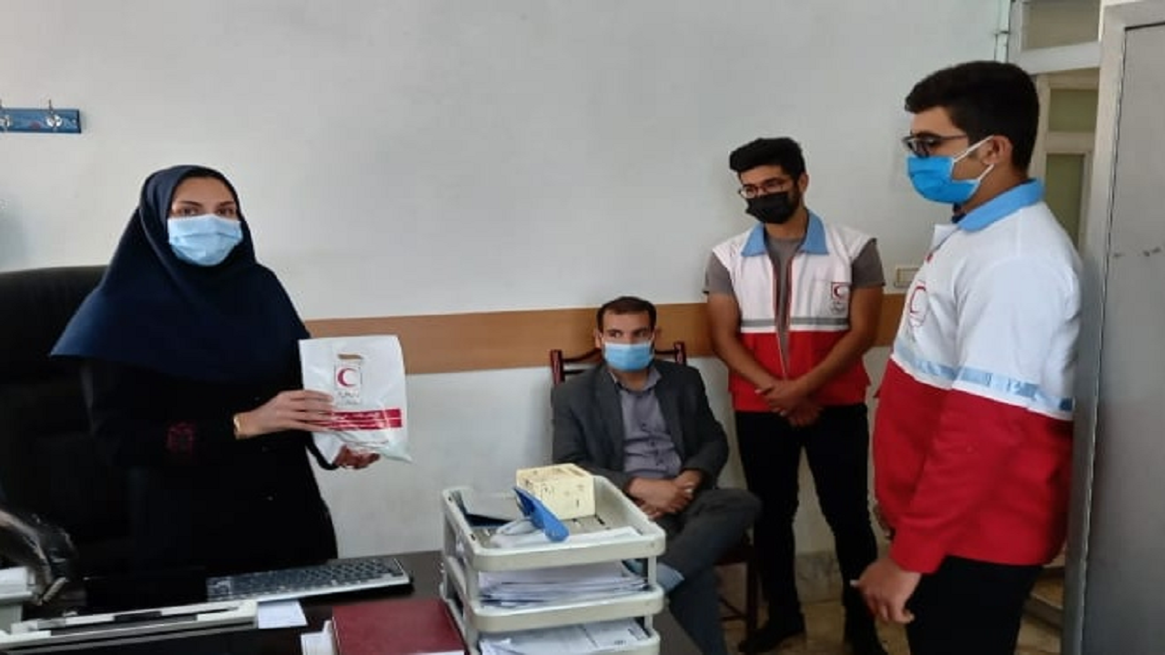 توزیع ۴۵ بسته بهداشتی در سطح ادارات شهرستان خاتم