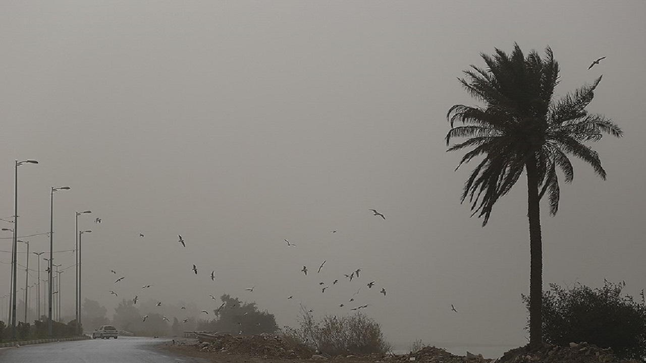 مواج در خلیج فارس و برخاستن گرد و خاک در جنوب غرب