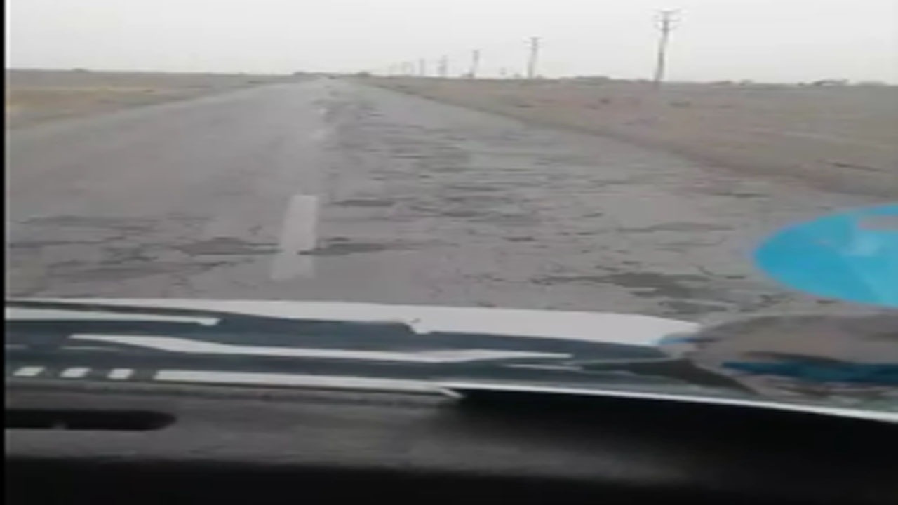 دشواری تردد از جاده هاشم‌آباد به ورزنه + فیلم