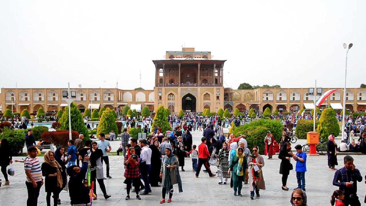 بی‌توجهی به دستورالعمل های بهداشتی در میدان امام اصفهان + فیلم