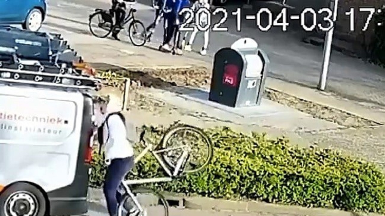 عاقبت چک کردن موبایل روی دوچرخه!