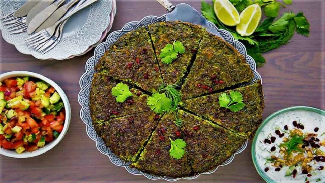۲ طرز تهیه کوکو سبزی ساده و خوشمزه در فر و ماهیتابه + راز پف کردن کوکو