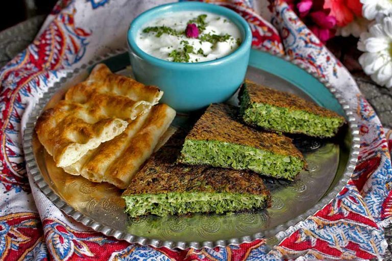۲ طرز تهیه کوکو سبزی ساده و خوشمزه در فر و ماهیتابه + راز پف کردن کوکو