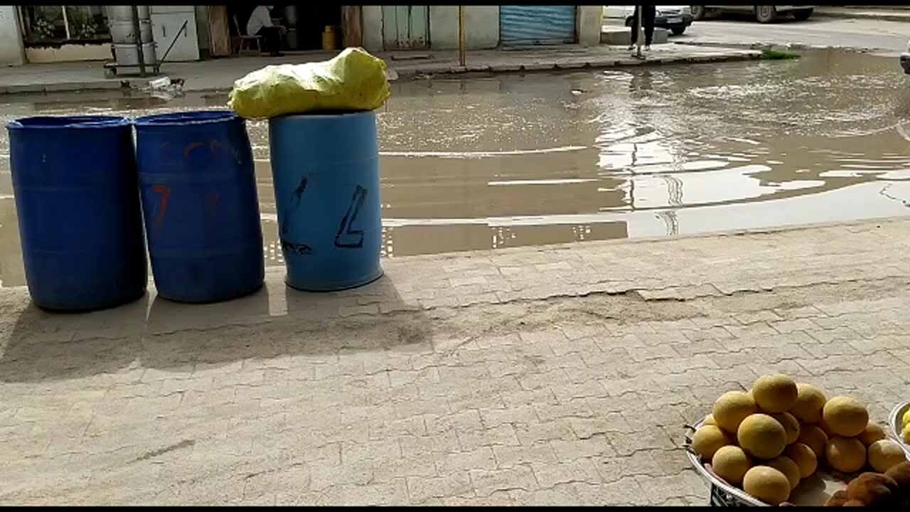 فوران فاضلاب در خیابان‌های سوسنگرد + فیلم