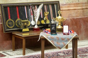 اهدای کاپ و مدال&zwnj;های حسین رضازاده به موزه آستان قدس رضوی