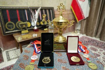 اهدای کاپ و مدال&zwnj;های حسین رضازاده به موزه آستان قدس رضوی