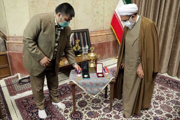 اهدای کاپ و مدال&zwnj;های حسین رضازاده به موزه آستان قدس رضوی