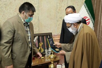 اهدای کاپ و مدال&zwnj;های حسین رضازاده به موزه آستان قدس رضوی