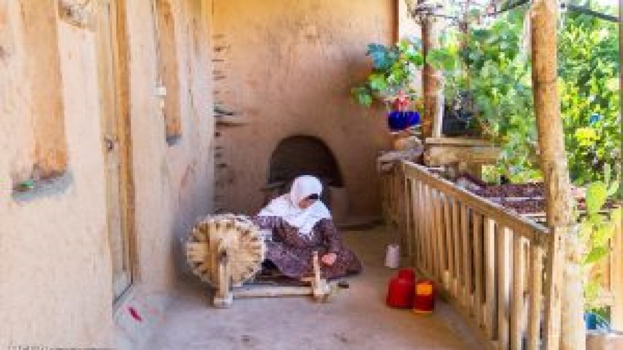 وقتی تار و پود به دست زنان گره می خورد