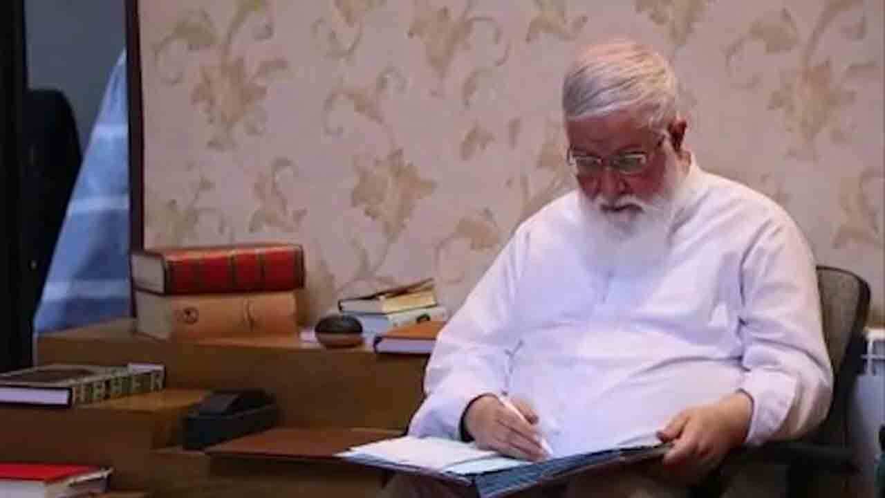تصاویری از آیت الله علم الهدی در قرنطینه خانگی پس از مبتلا شدنش به کرونا