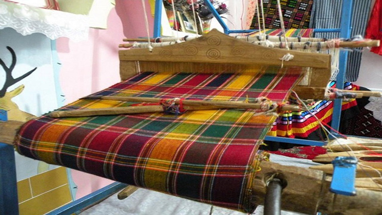 تولید روزانه ۳۰۰ مترمربع پارچه دستبافت در روستای روئین اسفراین